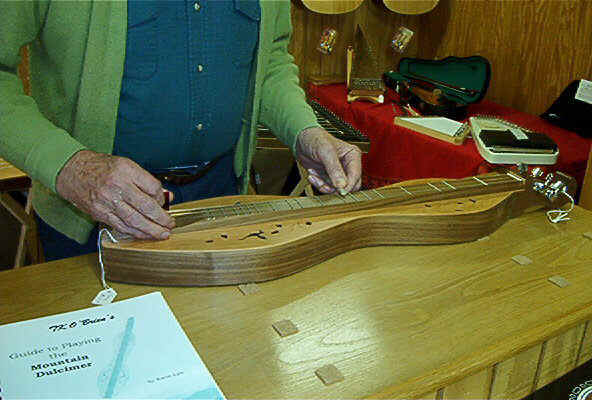 Dulcimer Demo.jpg (63494 bytes)